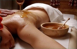 Medová detoxikační masáž + peeling + zábal